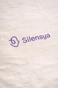 Une pochette de rangement pour casque antibruit avec logo Silensya